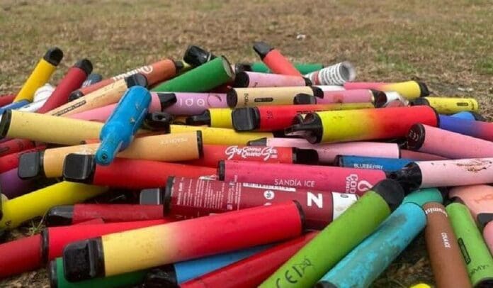 Sancionan con hasta 800 mil pesos a dueños de máquinas expendedoras de vapeadores en Q. Roo