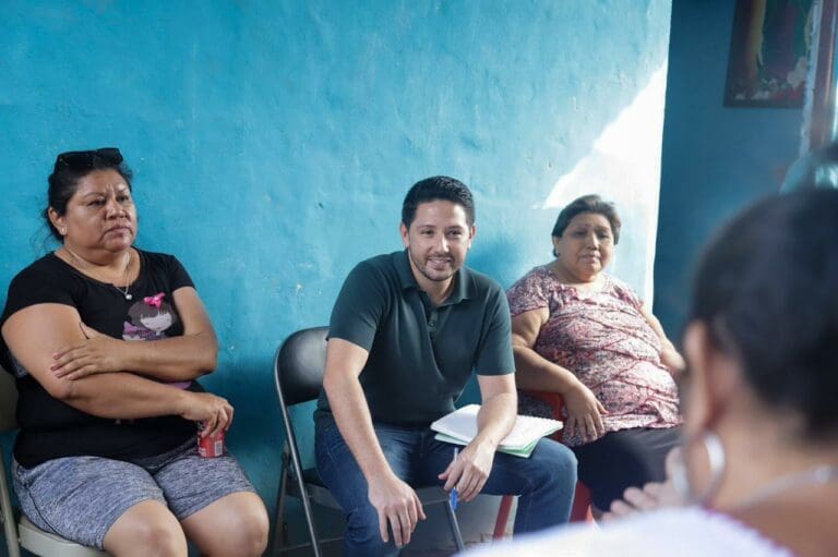 Atiende el diputado Renán Sánchez a vecinas de la colonia San Miguel II