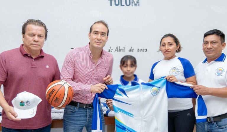 Diego Castañón entrega uniformes y artículos deportivos a estudiantes de escuela Ford 198