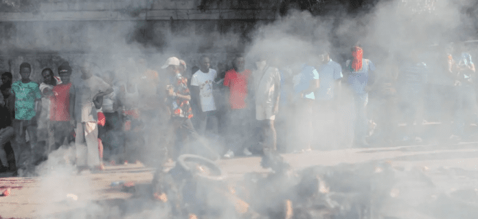 Presuntos pandilleros fueron golpeados y quemados en Haití. Fueron 14 personas las que perdieron la vida en ese país.