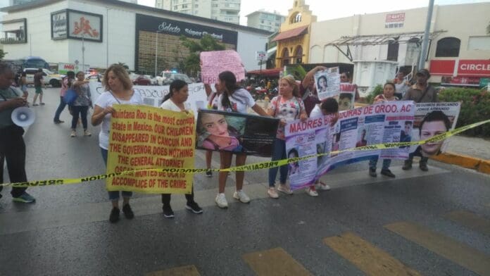 Madres Buscadoras Quintana Roo AC bloquean y marchan en Zona Hotelera de Cancún