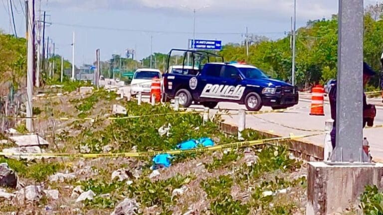 Hallan cuerpo de taxista ejecutado a orillas de la carretera federal en Playa del Carmen