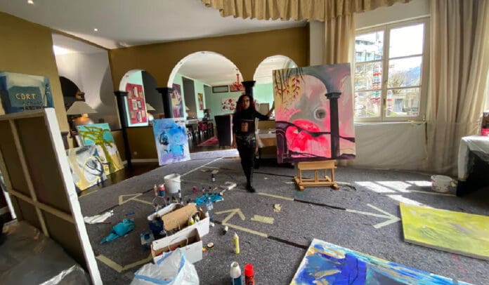 Artista plástica playense, expone en Austria, como embajadora cultural