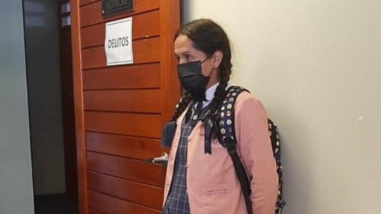 Hombre de 42 años fue descubierto en un colegio de primaria con uniforme de niña