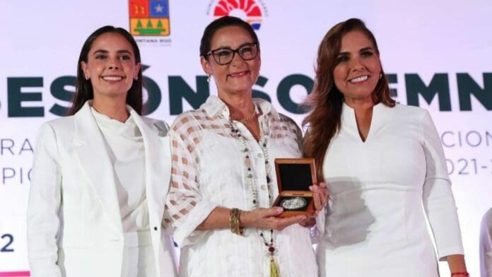 Margarita Álvarez Cantarell, directora de la revista Cancuníssimo, ha sido reconocida con la medalla al mérito Sigfrido Paz Paredes.