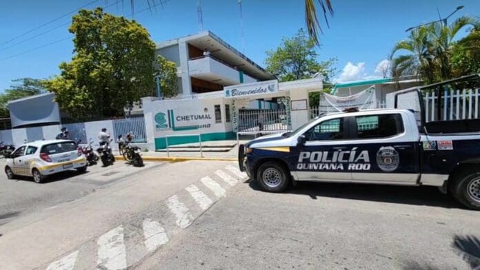 Amaga estudiante con lanzarse del tercer piso del Cobach de Chetumal