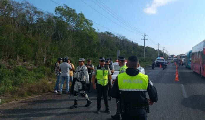 Vuelca camioneta con trabajadores del Tren Maya en Puerto Aventuras; hay 10 lesionados