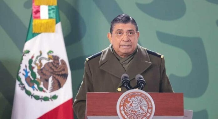 Muy lejos de la austeridad que pregona la 4T, el titular de la Sedena viaja por el mundo acompañado de toda su familia.