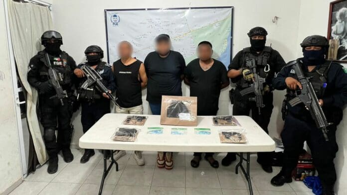 Policía de Tulum detiene a tres masculinos por drogas y posesión de arma de fuego