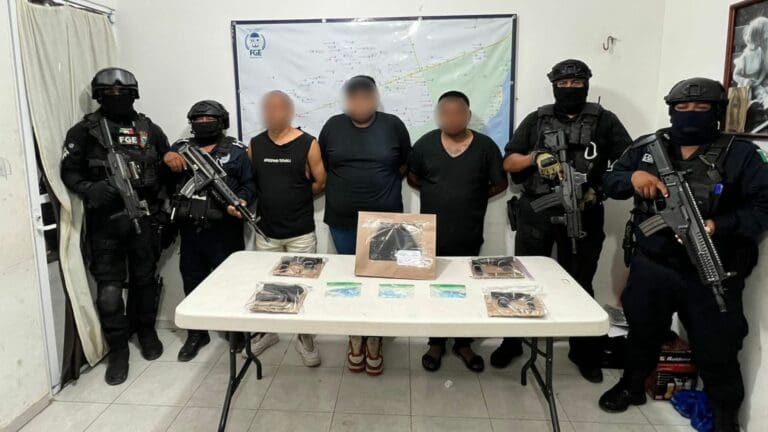 Policía de Tulum detiene a tres masculinos por drogas y posesión de arma de fuego