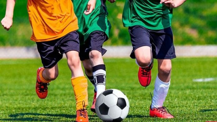 Niño de 12 años muere en pleno partido de futbol tras recibir un balonazo