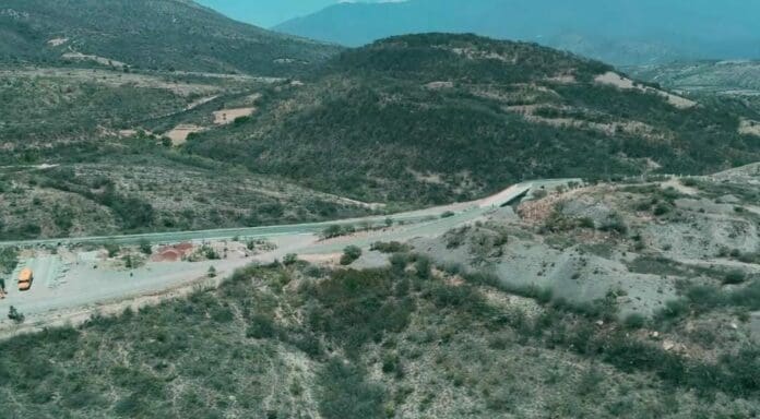 AMLO aseguró que la vía que va de Oaxaca a Puerto Escondido quedará lista para el mes de julio. Reducirá el tiempo de traslado.