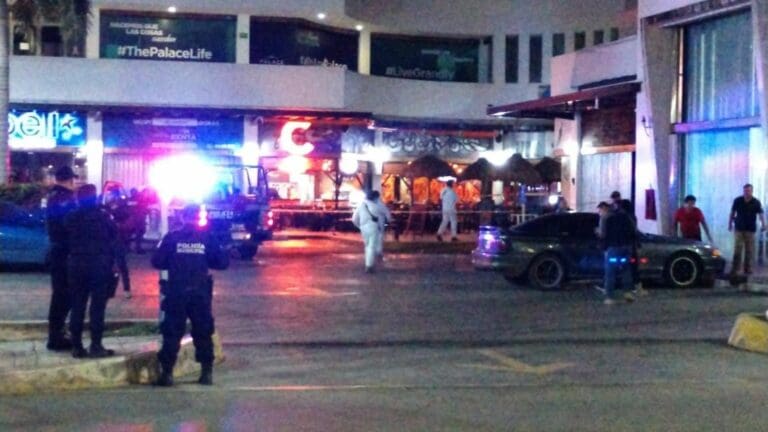Asesinan a puñaladas al gerente del bar 'La Palapita' de la avenida La Luna de Cancún