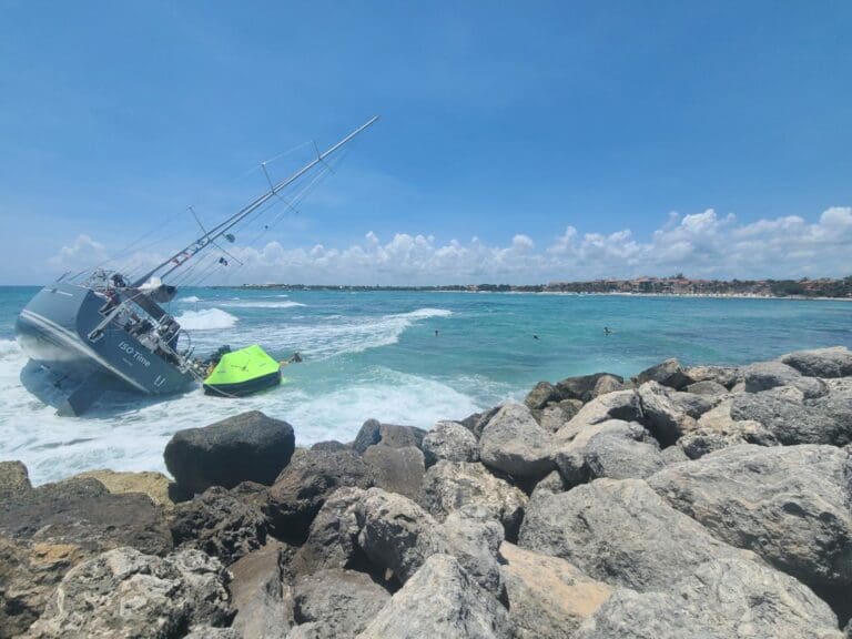 Encalla velero frente a las costas de Puerto Aventuras