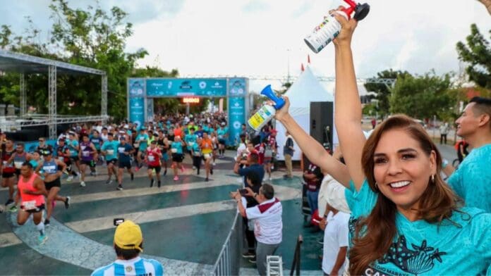 Mara Lezama da banderazo de arranque al Medio Maratón Cancún