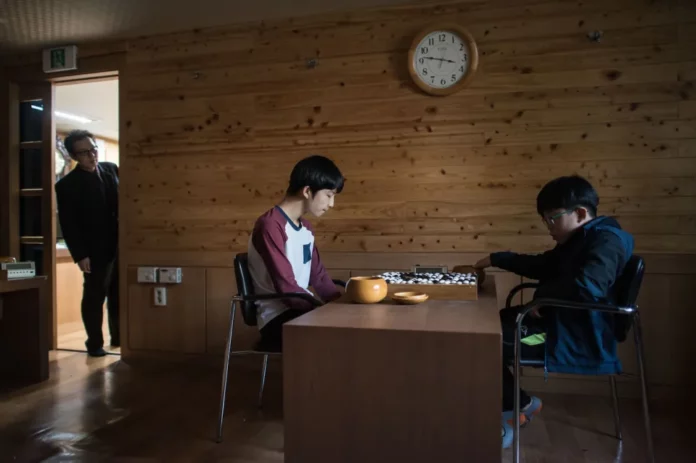 Corea del Sur ofrece $500 dólares y cirugías estéticas a jóvenes solitarios para que salgan de casa