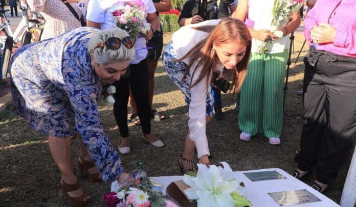 Develan placas por víctimas de feminicidio