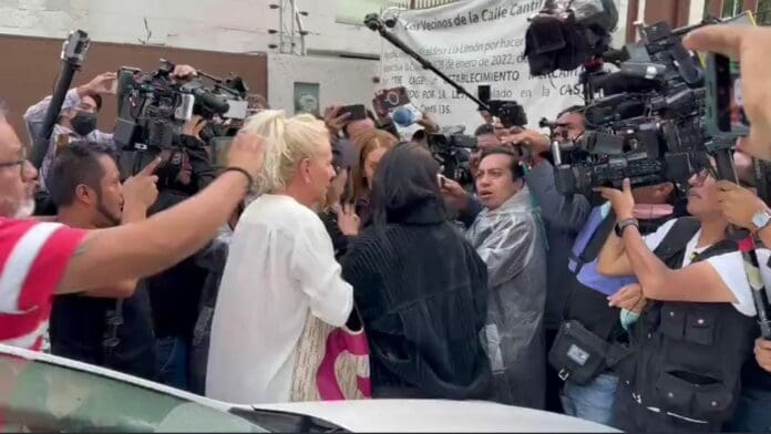 Video: Hija de Olivia Collins y Mónica Castañeda pelean durante funeral de Julián Figueroa