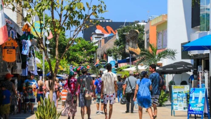 Muchos turistas, pero pocas ventas para comerciantes del centro de Playa del Carmen