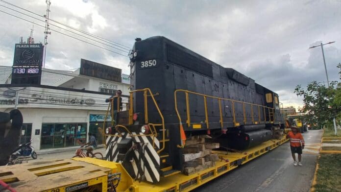 Locomotora del Tren Maya pasa por el centro de Tulum