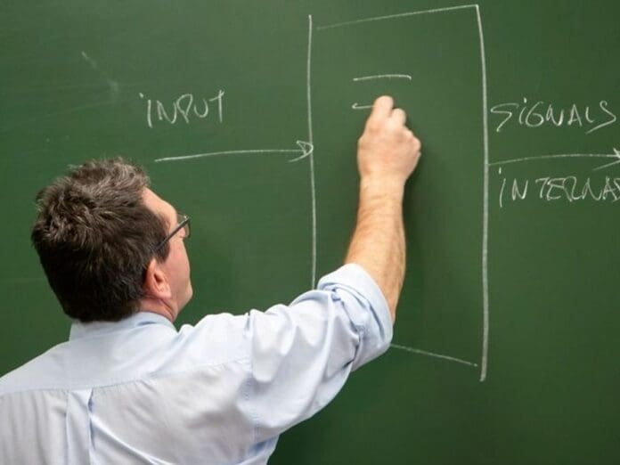 Despiden a profesor en EEUU que pidió a sus alumnos redactar su obituario en caso de ser víctimas de un tiroteo