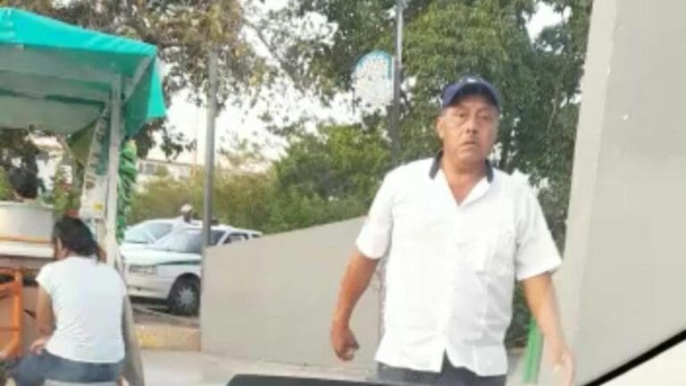 Nuevos videos en los que se ve a taxistas de Cancún hostigando a conductores de Uber y a los propios turistas han sido dados a conocer.