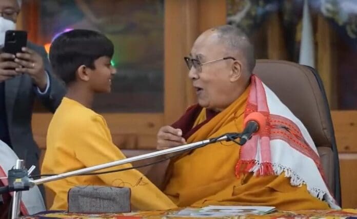 VIDEO: Captan al Dalai Lama besando y pidiendo a niño que 'chupe' su lengua