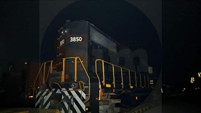 Una plataforma que transporta una locomotora que forma parte del proyecto federal del Tren Maya pasó la noche en FCP.