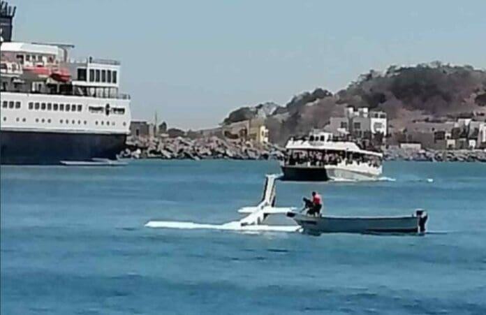 Una avioneta cayó esta sábado en el estado de Sinaloa, tras lo cual un bebé de 2 años murió ahogado lamentablemente.