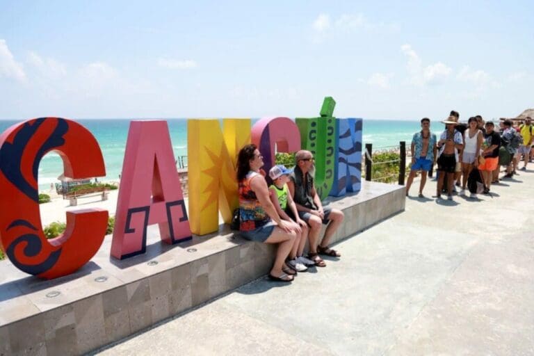 ¡El más visitado en Semana Santa! Más de 5 mil personas hacen fila por foto en letras de Cancún