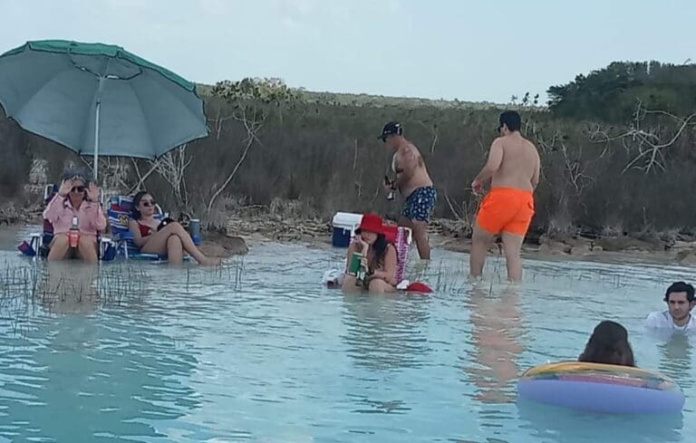 Captan a locales armando camping encima de los estromatolitos de la laguna de Bacalar