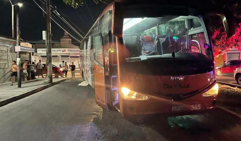 Muere trabajador atropellado por transporte de su hotel en Cancún