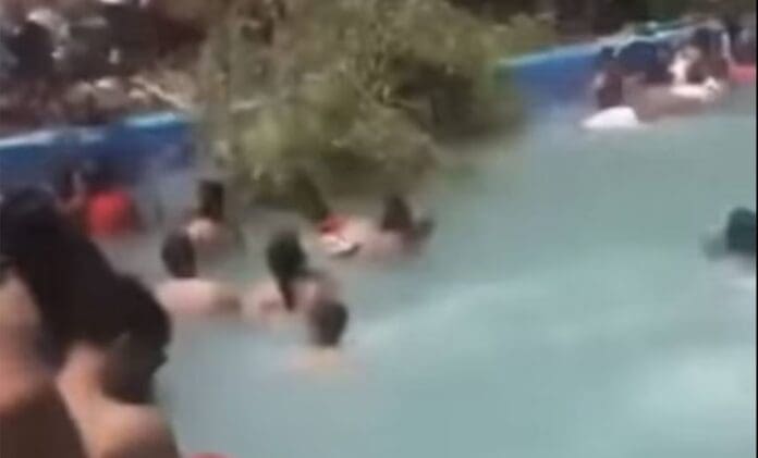 VIDEO: Árbol de 10 metros cae en alberca y mata a bebé; hay también 12 heridos