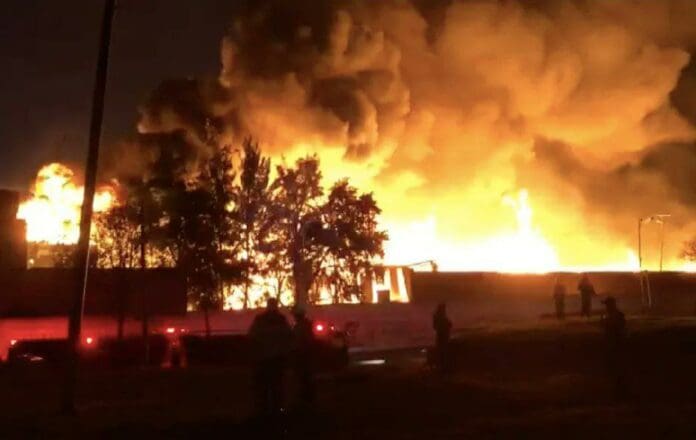 Se registra incendio en la Central de Abastos de Iztapalapa