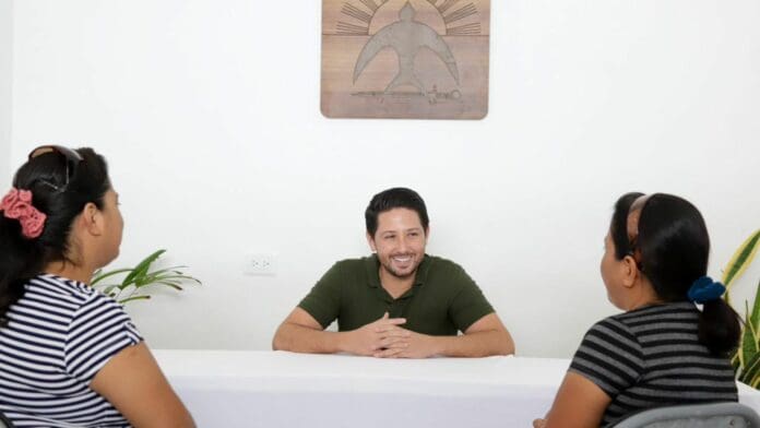 Agradecen cozumeleños la atención directa y oportuna que reciben en la casa de gestión de Renán Sánchez