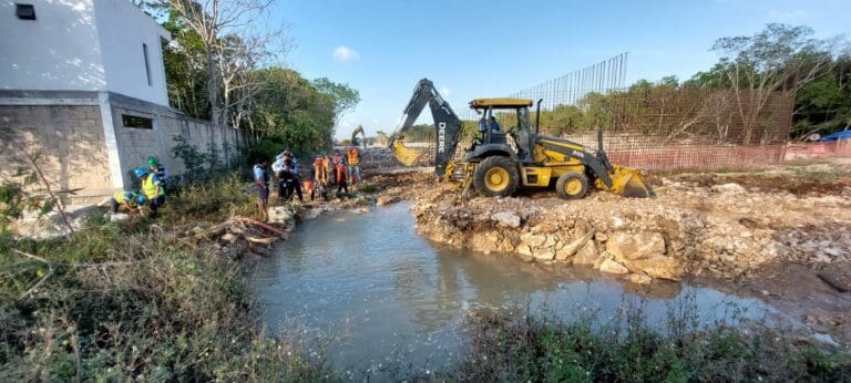 ICA Rompe ducto de agua y provoca falta de agua y baja presión en Playa del Carmen