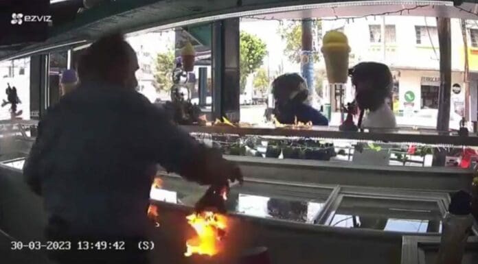 Le prendieron fuego a un comerciante adulto mayor en la Ciudad de México. Al parecer se trata de unos extorsionadores.
