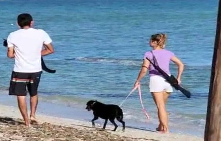VIDEO: Captan a extranjera cargando rifle en playa de Yucatán y alarma a turistas