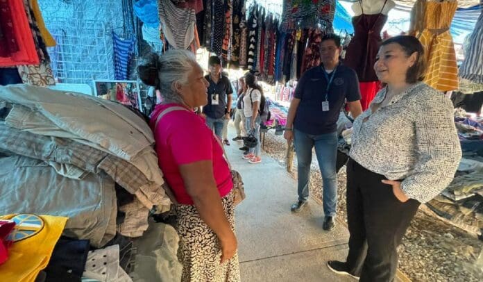 Kira Iris recorre y escucha a comerciantes del tianguis de Villas del Sol