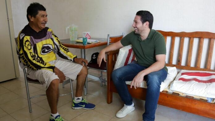 El diputado Renán Sánchez se mantiene cercano a los cozumeleños con visitas a sus hogares