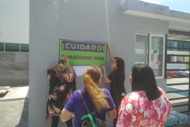 Protestaron para exigir que un psiquiatra sea encerrado tras las rejas; se le acusa de abusar sexualmente de al menos tres menores de edad