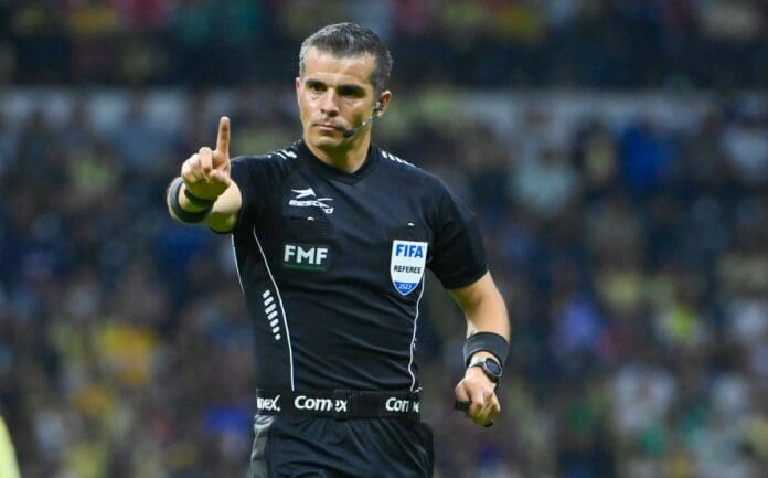 VIDEO: Árbitro Fernando Hernández da rodillazo a jugador de León en partido ante América 