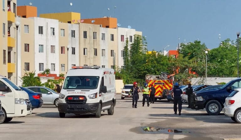 Rescatan a perro de incendio en departamento de Playa del Carmen