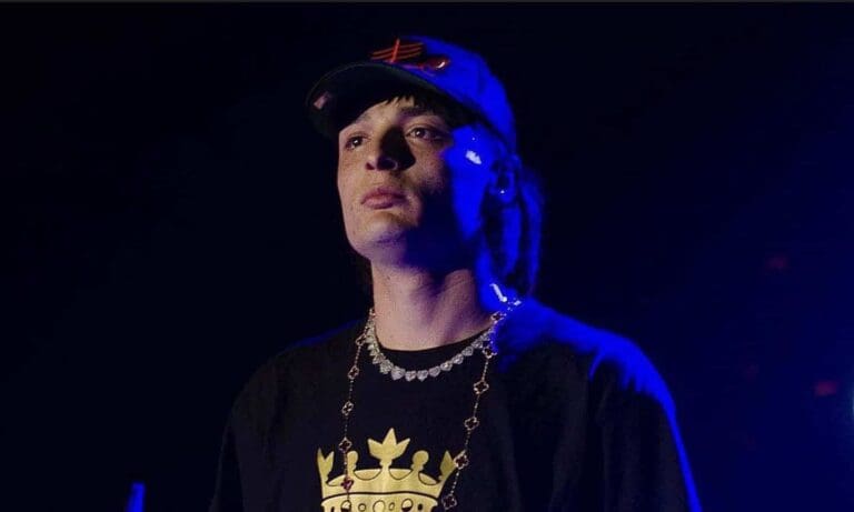 Niño de 11 años se quita la vida porque sus papás le prohibieron escuchar a Peso Pluma