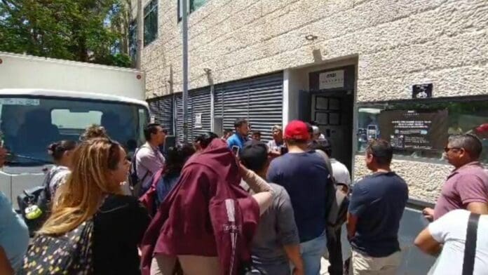 La protesta de los trabajadores del hotel Thompson continuó por segundo día consecutivo, no hay una solución.