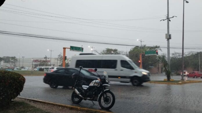 Persisten las fuertes lluvias en Cancún, activan operativo tormenta