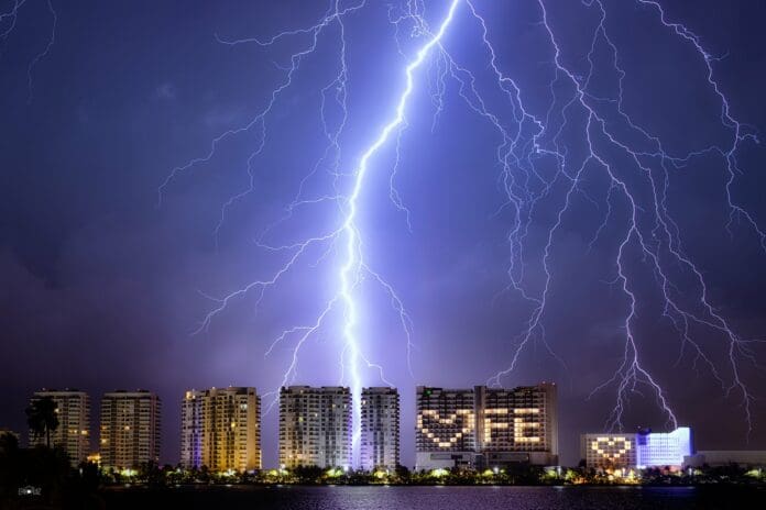 Alertan por tempestad eléctrica en Quintana Roo y Yucatán