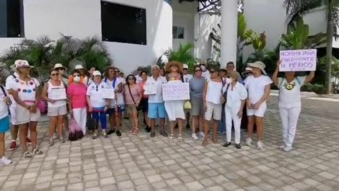 Habitantes de Playa del Carmen se manifestaron este domingo en defensa de la Suprema Corte. Criticaron al presidente.