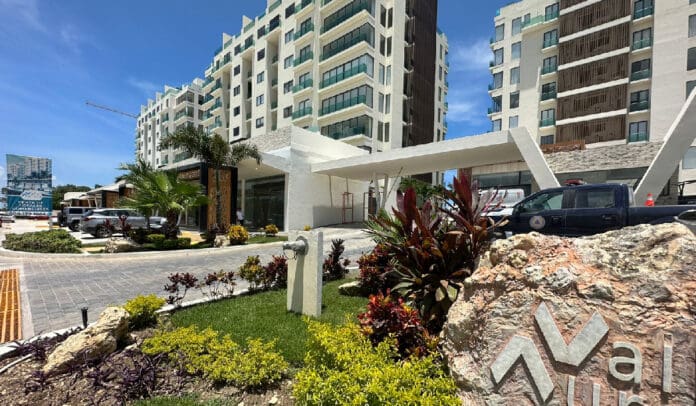 Muere mujer tras caer de un noveno piso en Playa del Carmen; se presume suicidio