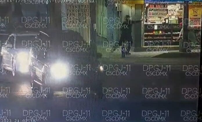 VIDEO ¡Mi bebé, mi bebé!, madre llora por su hijo, presunto asaltante abatido afuera de un Oxxo